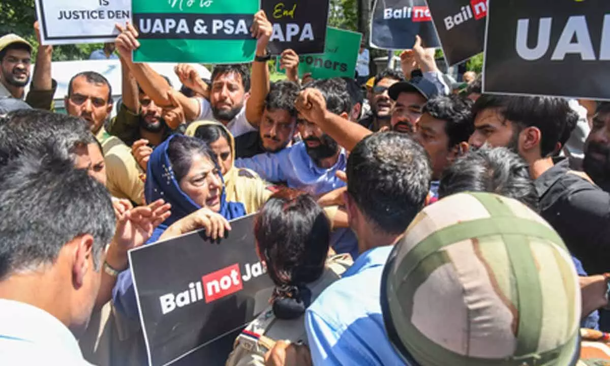 Ex-CM Mehbooba Mufti leads protest in Srinagar demanding return of Kashmiri prisoners lodged in jails outside UT Ex-CM Mehbooba Mufti leads protest in Srinagar demanding return of Kashmiri prisoners lodged in jails outside UT