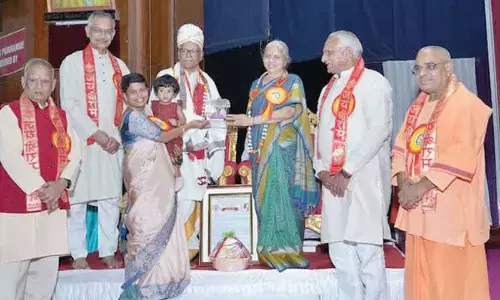 Vaibhav Jewellers presents ‘swarna kamalam’ to eminent personalities