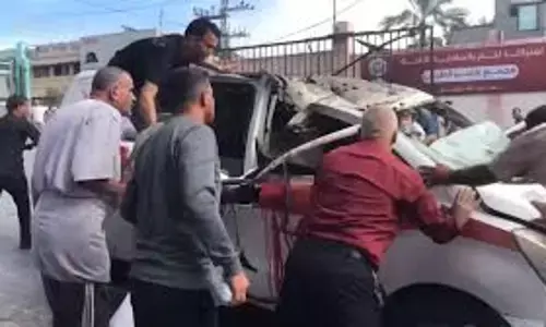 Israeli attack on southern Gaza hospital claims 20 lives, among them several journalists.