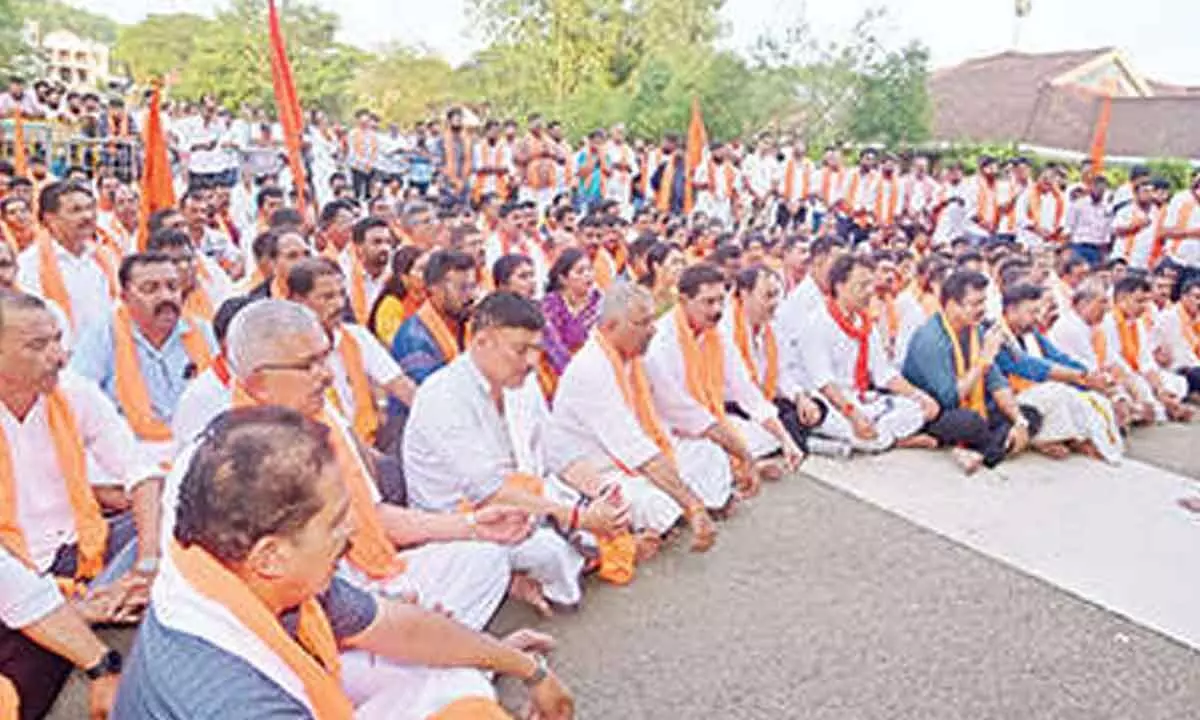 Thousands gather at temple Thousands gather at temple
