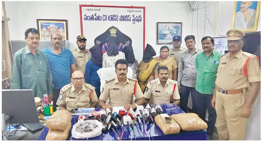 4 ganja smugglers held