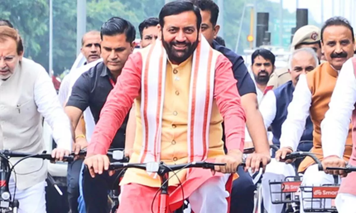 Haryana CM rides bicycle to reach Vidhan Sabha Haryana CM rides bicycle to reach Vidhan Sabha
