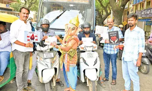 Artist dressed as Ganesha drives blood donation awareness in Mysuru