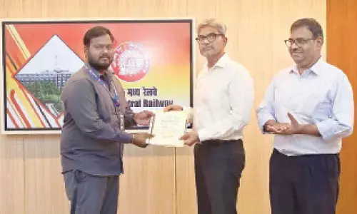 SCR GM presents safety awards
