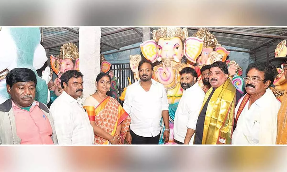 Vinayaka idols distributed Vinayaka idols distributed
