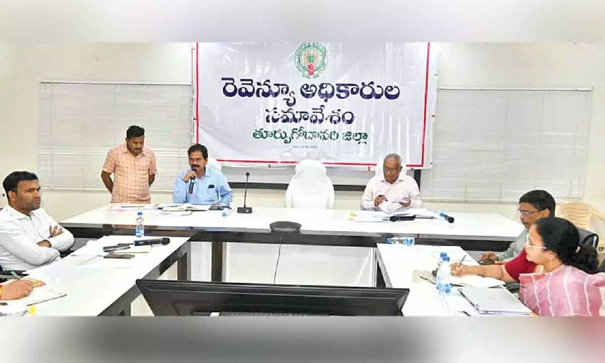 Joint collector reviews progress in resurvey Joint collector reviews progress in resurvey