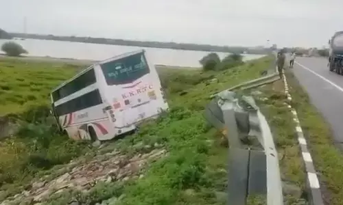 Karnataka RTC bus narrowly misses an accident