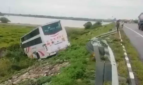 Karnataka RTC bus narrowly misses an accident