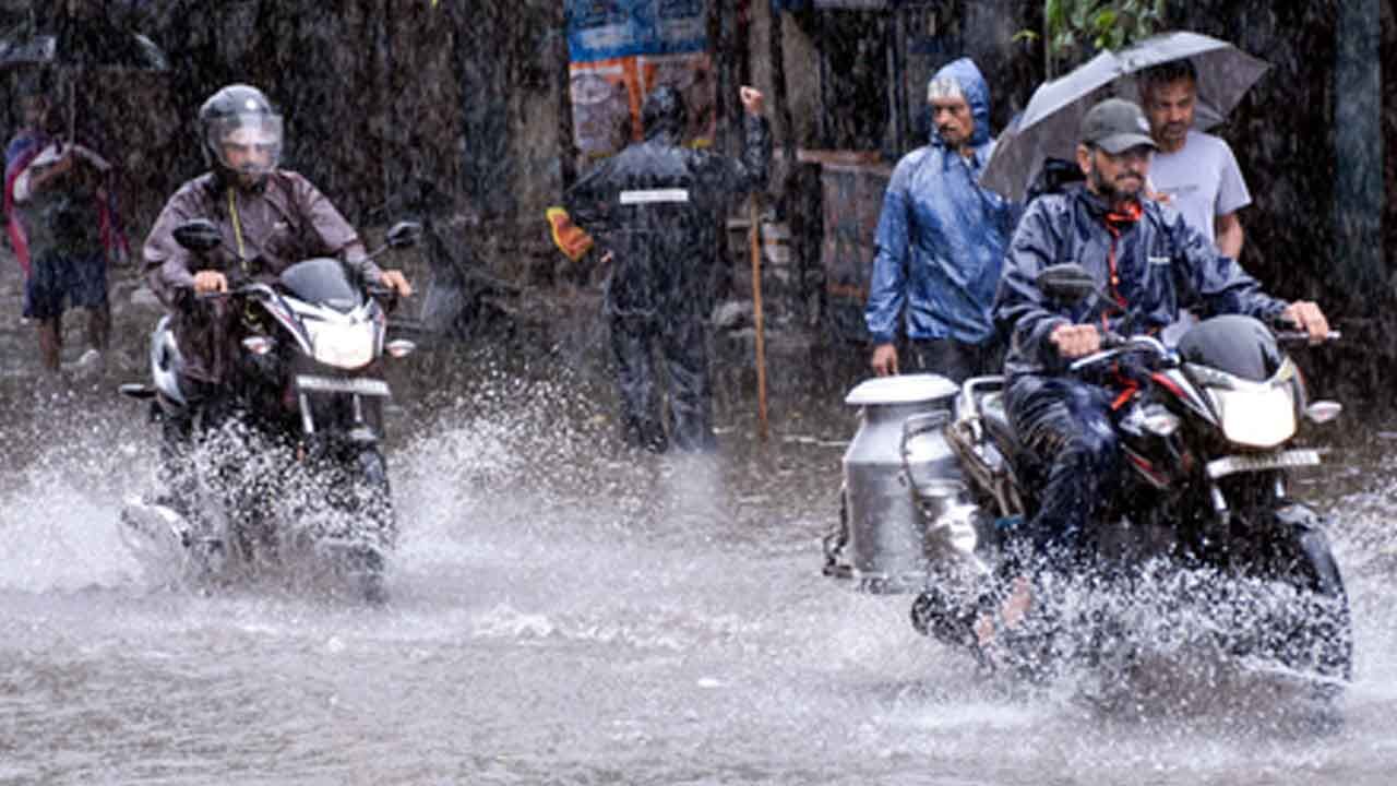 Heavy Rainfall in Telangana; Hyderabad Forecasts Showers