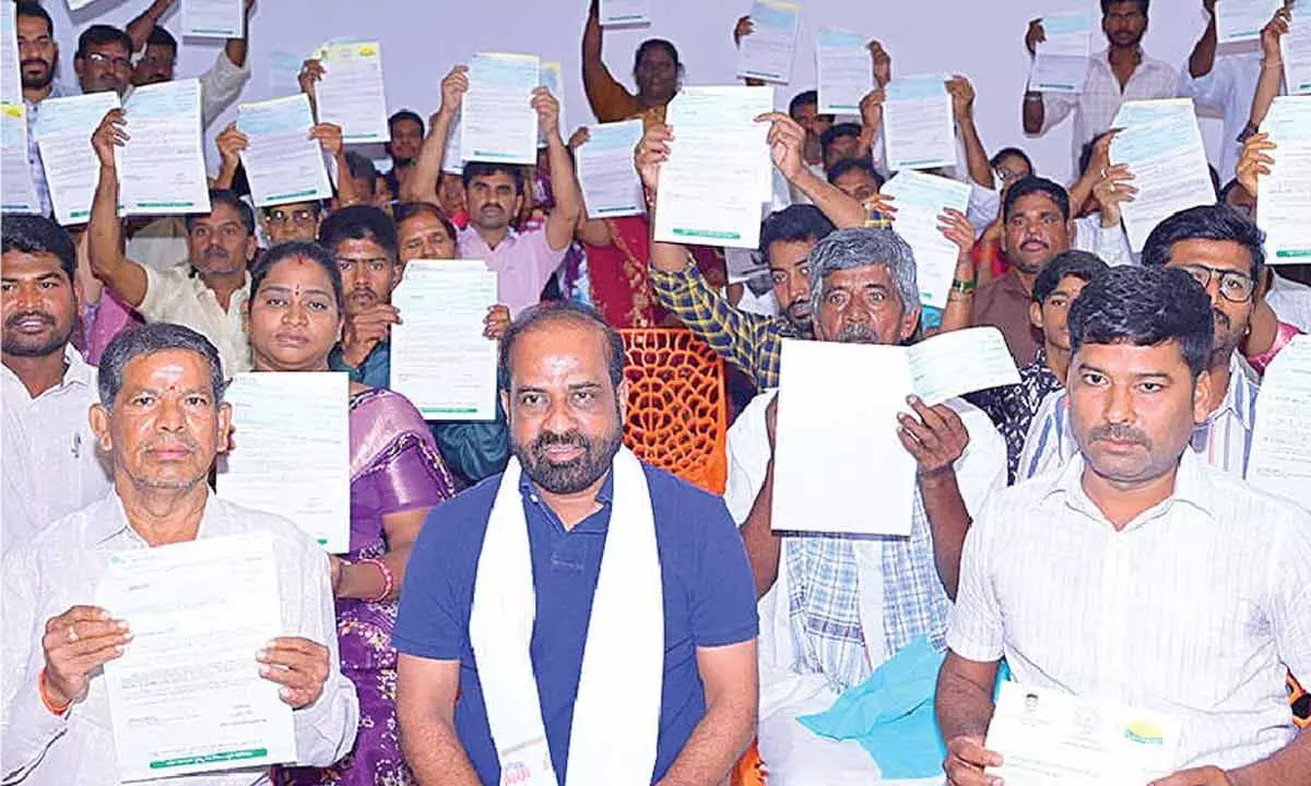 Minister distributes CMRF cheques