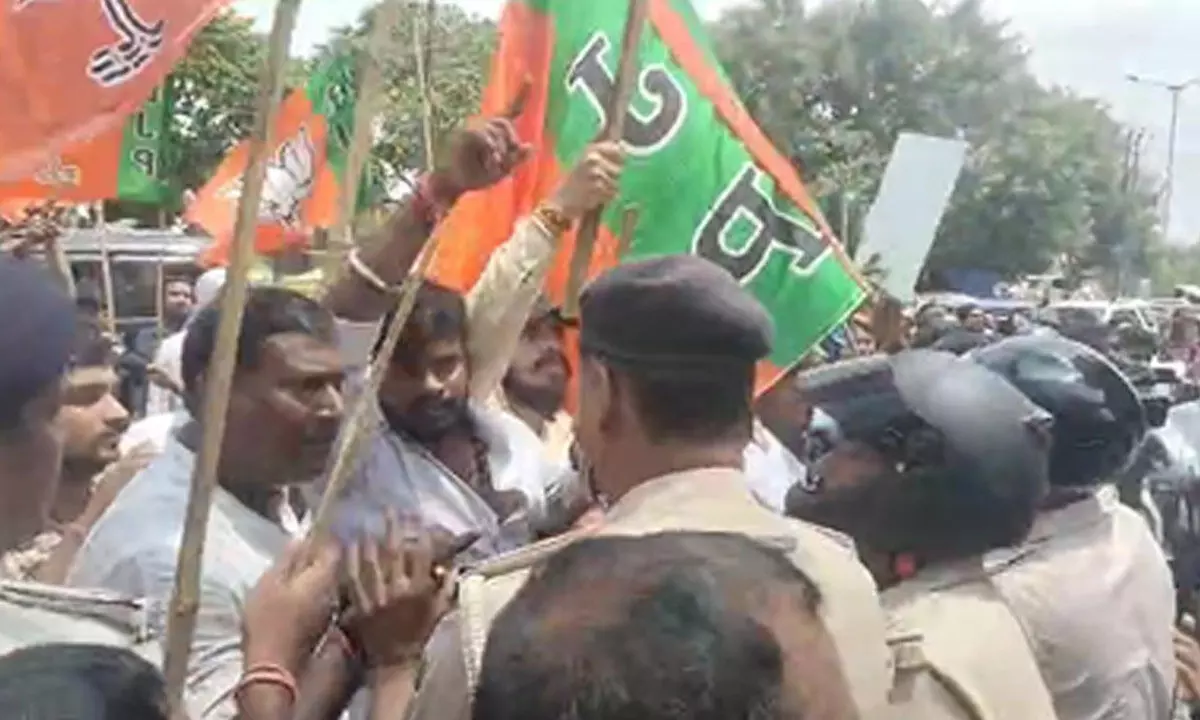 BJP-Cong workers clash in Patna over abusive remarks against PM Modi, his mother