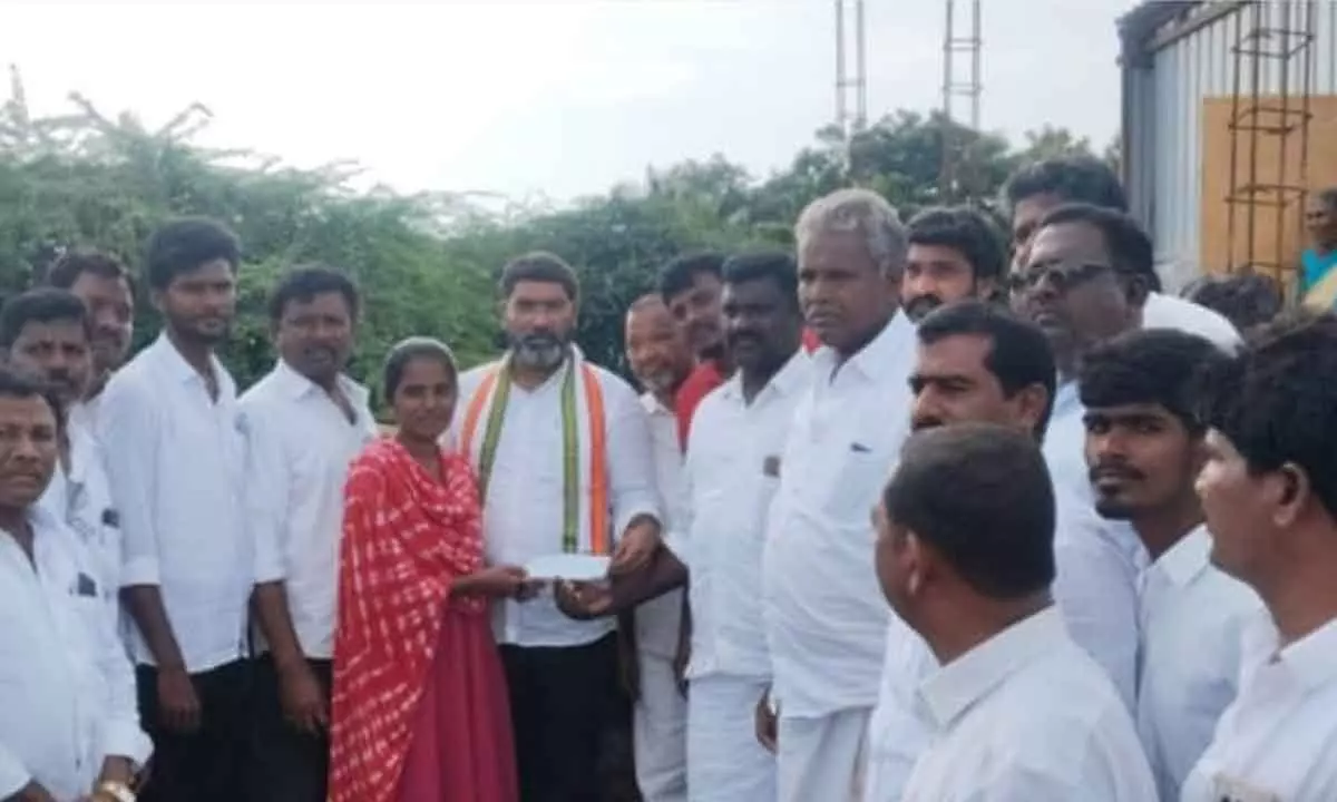 Farmers’ Woes Due to Urea Shortage Are BJP’s Failure, Says Sampath Kumar During Peddadhanwada Visit Farmers’ Woes Due to Urea Shortage Are BJP’s Failure, Says Sampath Kumar During Peddadhanwada Visit