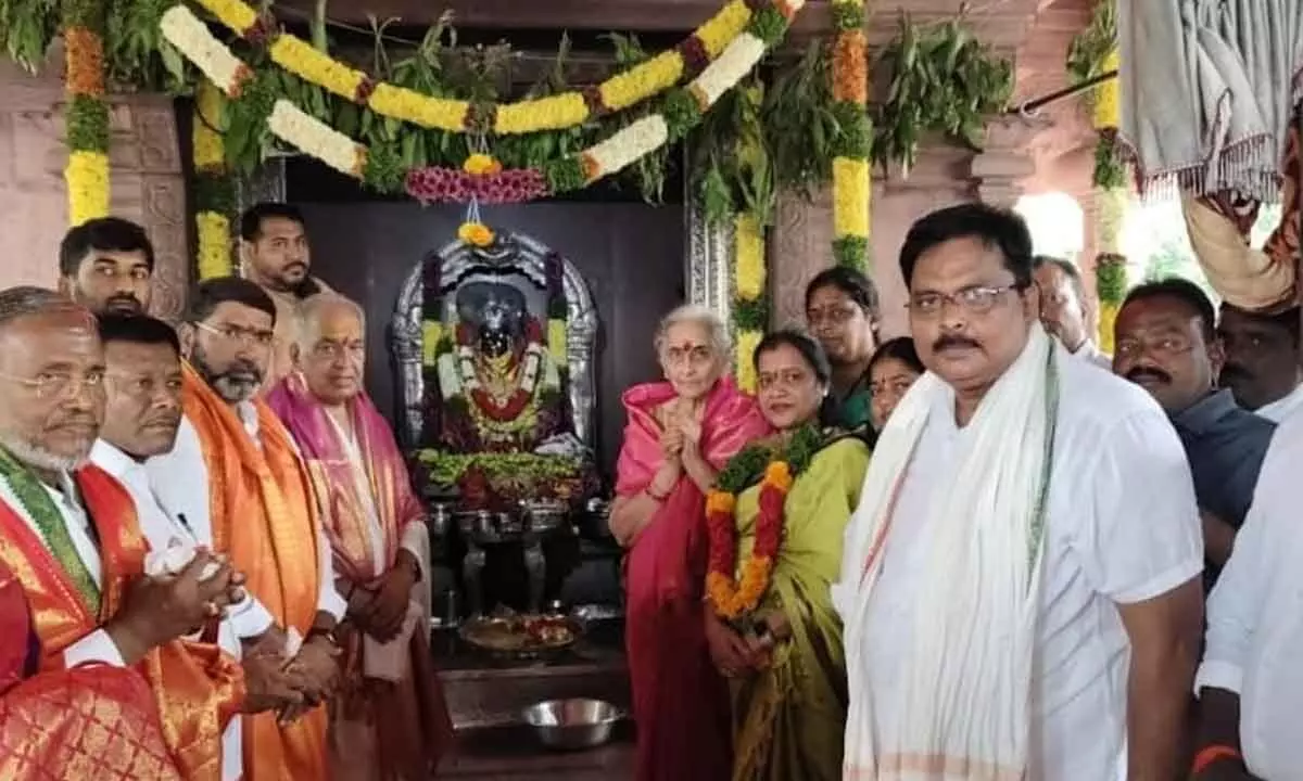 Minister NS Boseraju Visits Jogulamba Shakti Peetha; Welcomed by Dr. S.A. Sampath Kumar