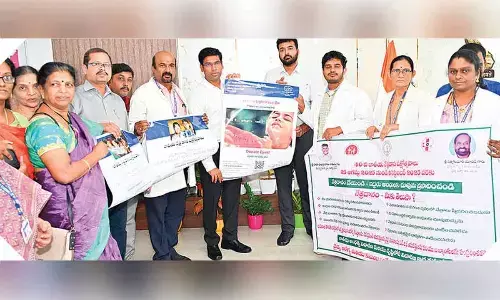 Collector signs pledge for eye donation
