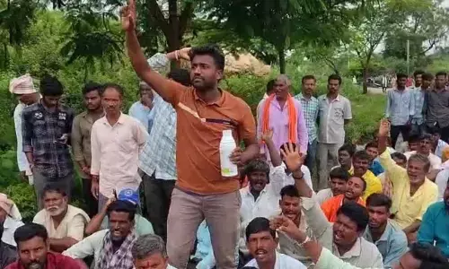 Tension in Narayanpet: Displaced Villagers Protest Against Kodangal Lift Irrigation Works, Threaten Suicide