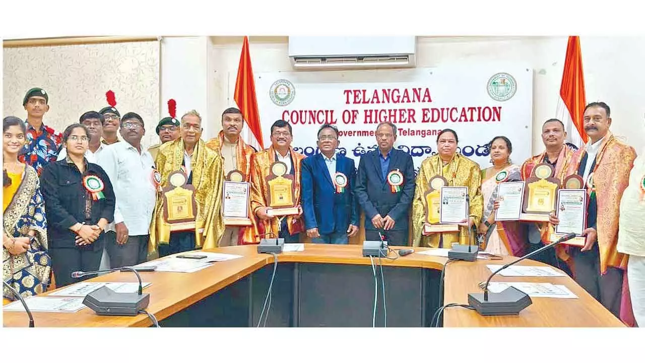 TGCHE presents Major Dhyan Chand Excellence Awards to sports educators TGCHE presents Major Dhyan Chand Excellence Awards to sports educators
