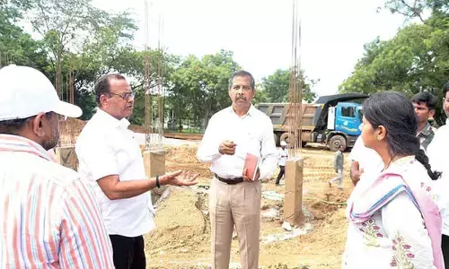 Complete Nalgonda Collectorate building by June: Komatireddy