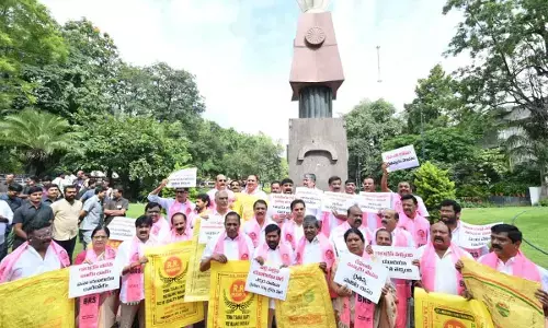 BRS stages Urea Protest with empty bags, blames Congress for crisis