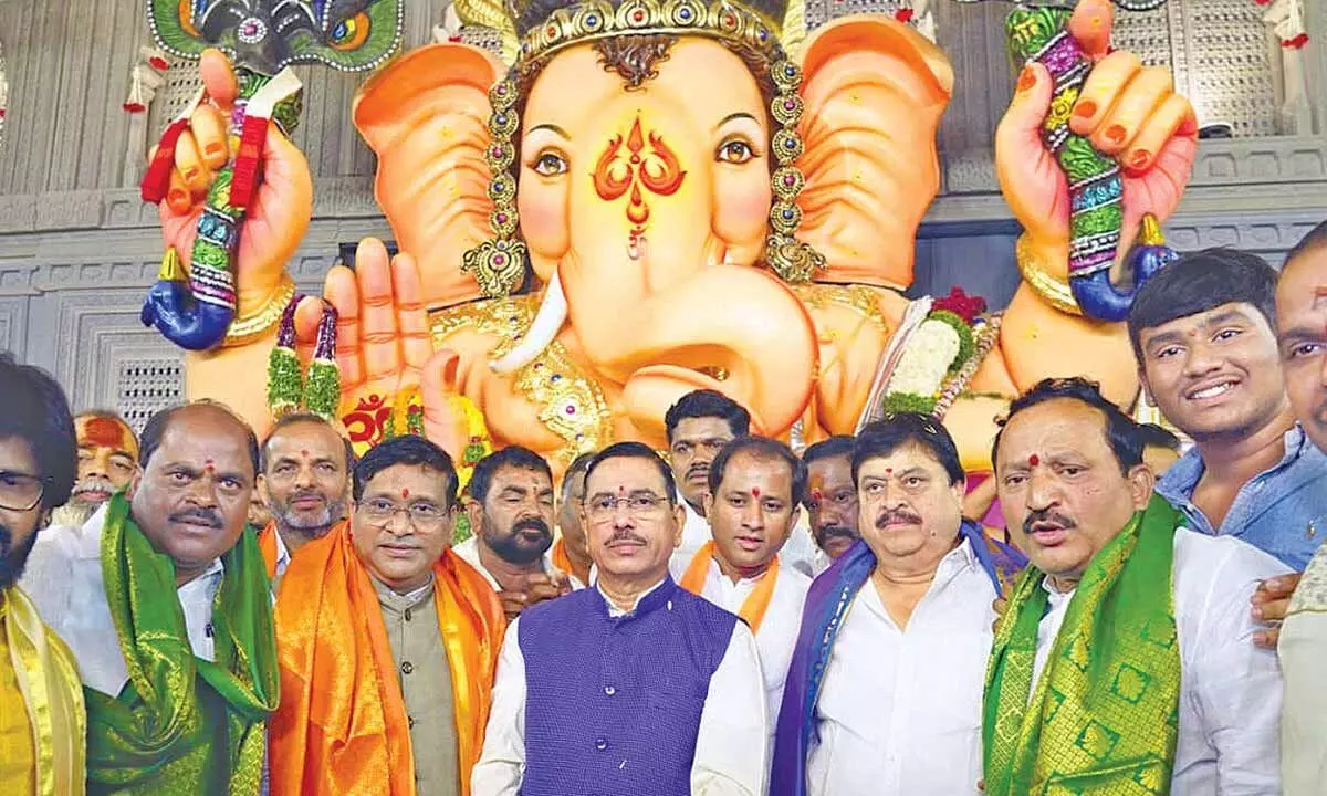 Union Minister performs puja at Balapur Ganesh mandap Union Minister performs puja at Balapur Ganesh mandap