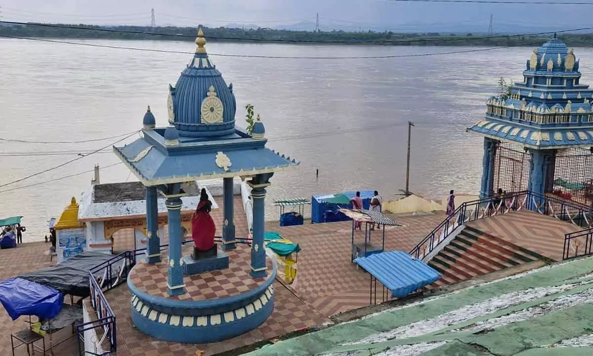 Godavari Water Level Rises in Bhadrachalam, But Signs of Receding Seen Upstream Godavari Water Level Rises in Bhadrachalam, But Signs of Receding Seen Upstream