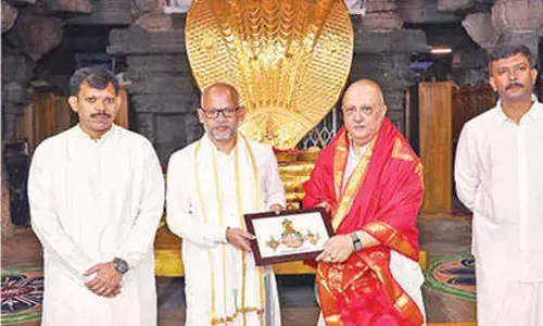 AP DGP offers prayers to Tirumala Lord