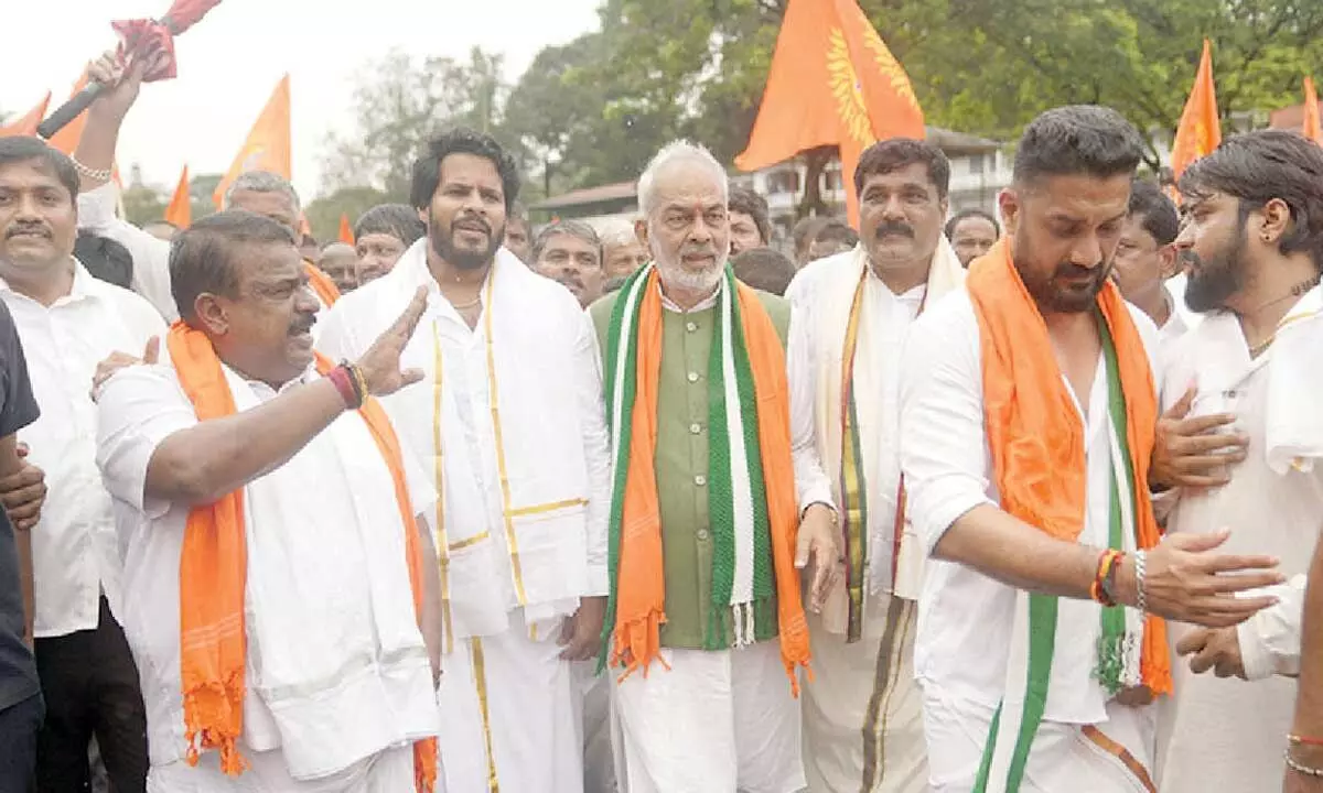Nikhil Kumaraswamy pays homage at Dharmasthala