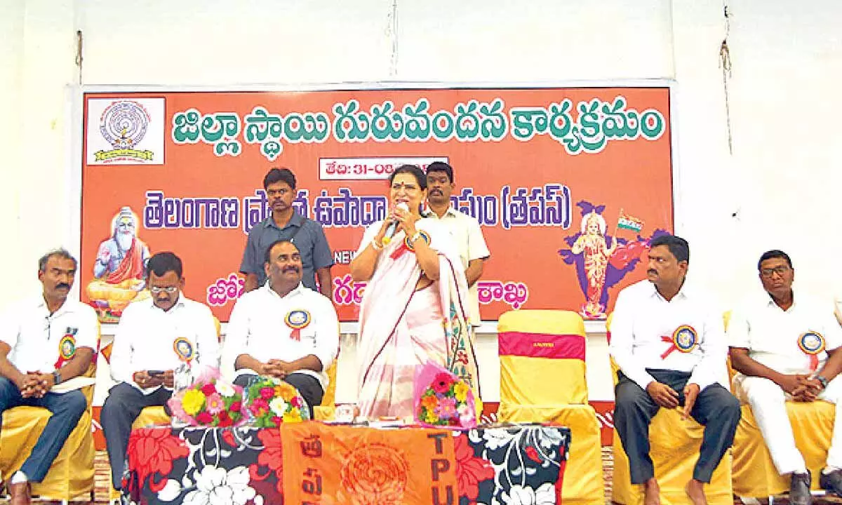 Aruna vows to bring Gadwal back to MBNR Parl constituency Aruna vows to bring Gadwal back to MBNR Parl constituency