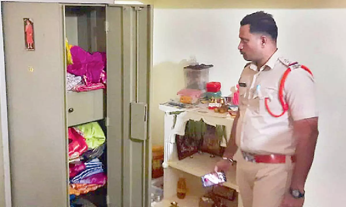 Burglars loot 30 tola gold Burglars loot 30 tola gold