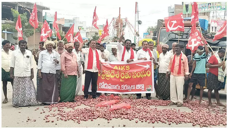 Farmers, CPI men stage rasta roko demanding remunerative price for onions