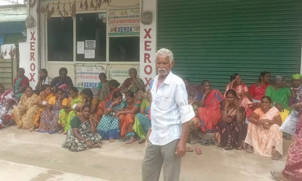 Relief for Farmers: 1,500 Metric Tonnes of Urea Arrives in Mahabubnagar, Shortage Crisis Ends Relief for Farmers: 1,500 Metric Tonnes of Urea Arrives in Mahabubnagar, Shortage Crisis Ends