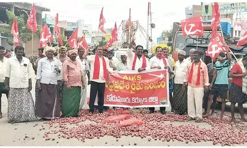 Farmers, CPI men stage rasta roko demanding remunerative price for onions