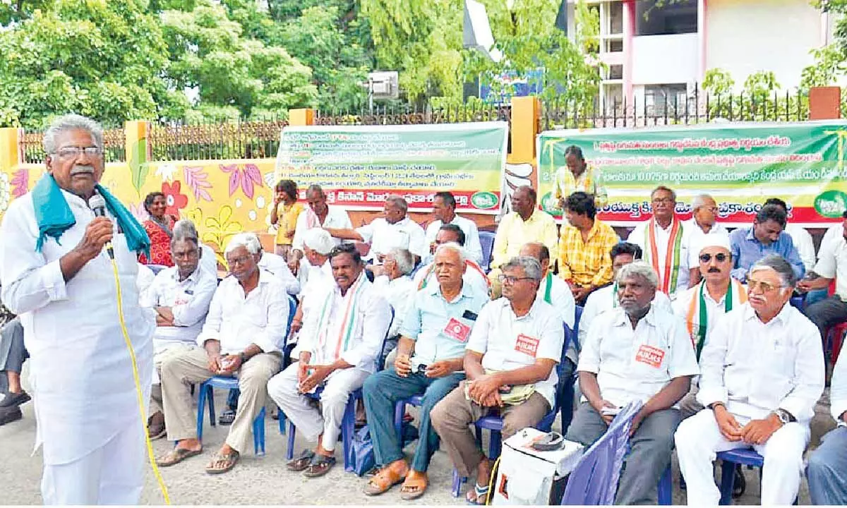 Farmers demand removal of cotton import duty Farmers demand removal of cotton import duty