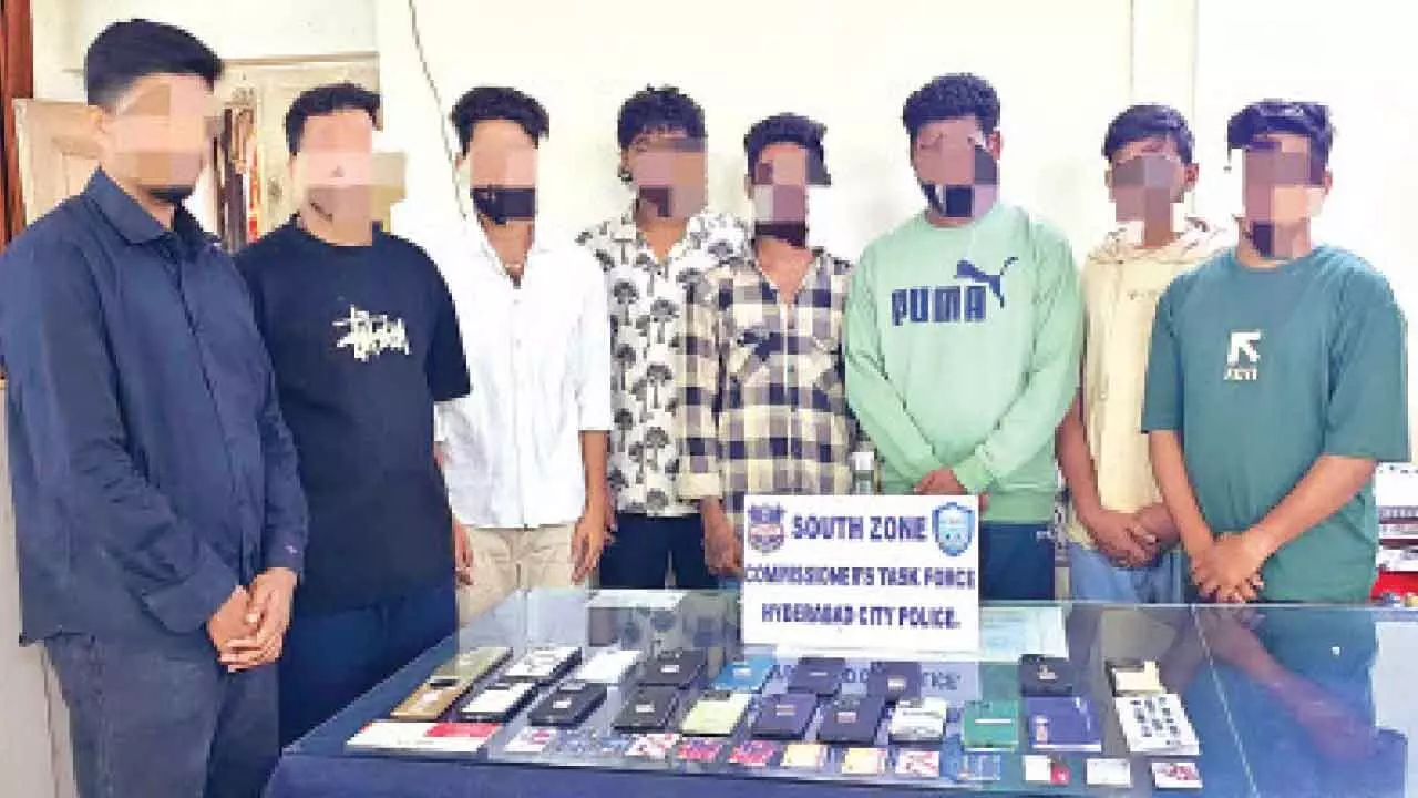 Cops bust illegal online betting racket, 8 held Cops bust illegal online betting racket, 8 held