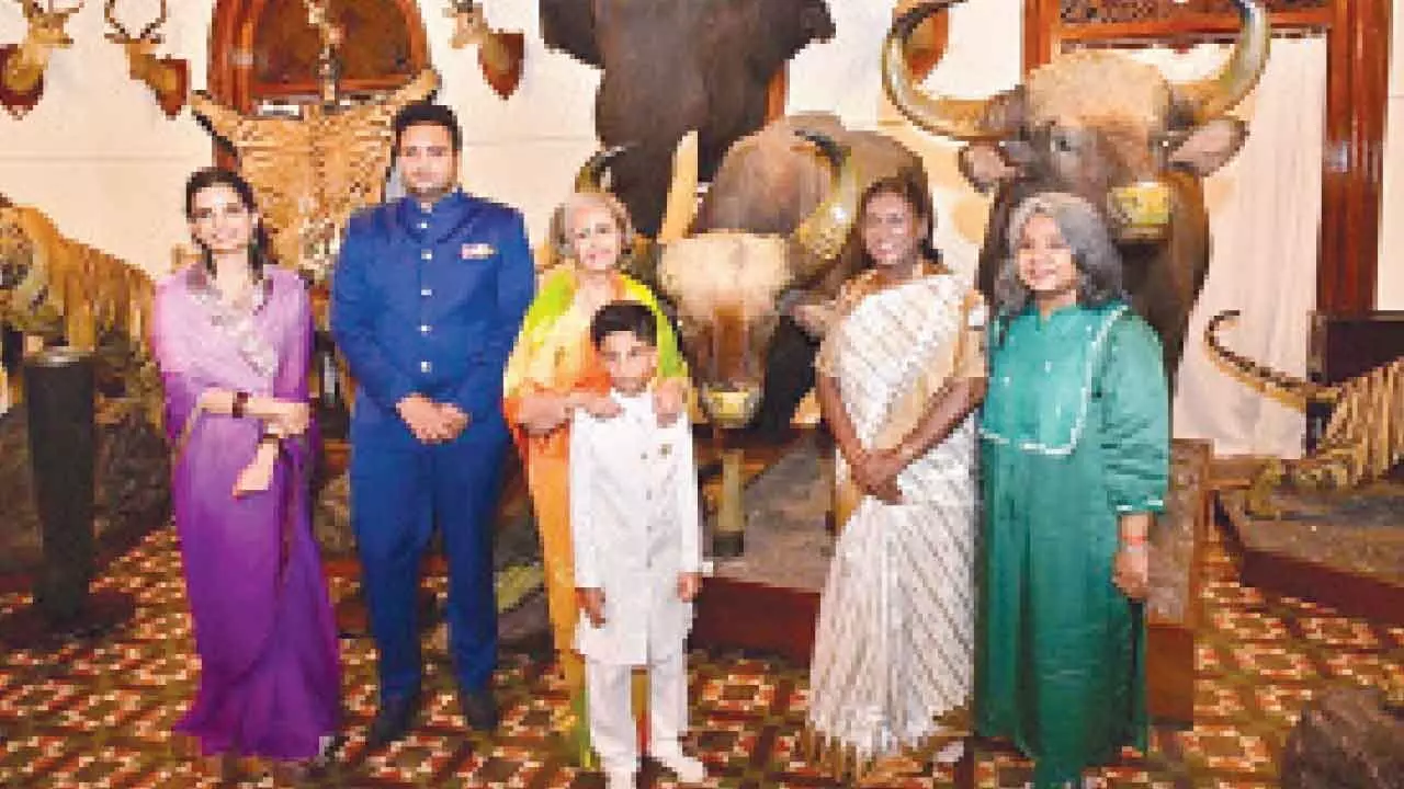 President , Governor visit Mysuru Palace on invitation of royal family