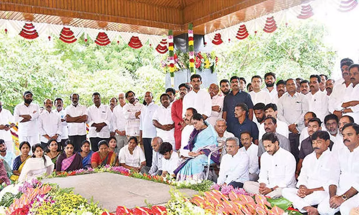 Jagan, Sharmila pay tributes to YSR on his death anniv Jagan, Sharmila pay tributes to YSR on his death anniv