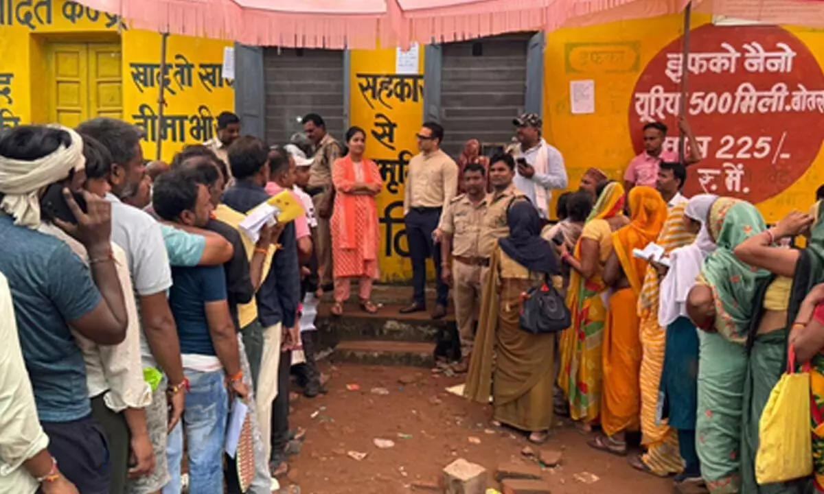 Farmers protest over fertilizer shortage in MP, confine officials for hours Farmers protest over fertilizer shortage in MP, confine officials for hours