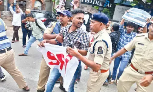 Protest held by SFI seeking release of fee reimbursement dues