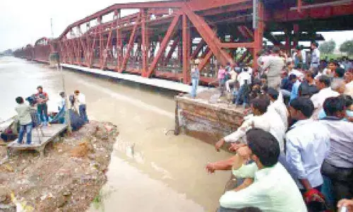 Rising Yamuna forces closure of Old Iron Bridge