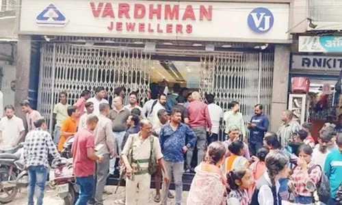 Daring daylight robbery at jewellery shop in Jamshedpur, shop owner brutally attacked