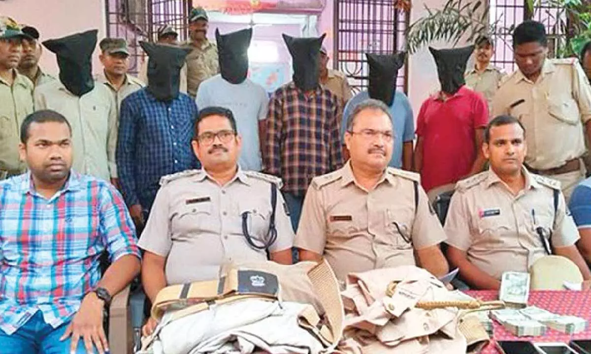 3 home guards held for looting Rs 9L from bizman 3 home guards held for looting Rs 9L from bizman