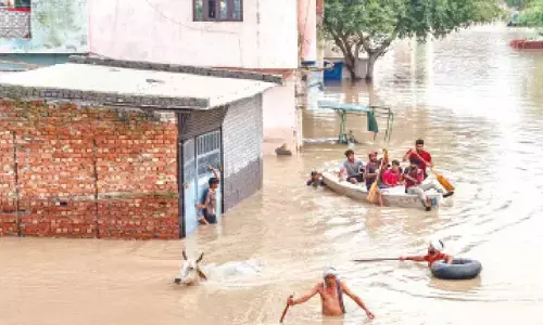 Heavy rains flood Delhi, thousands displaced