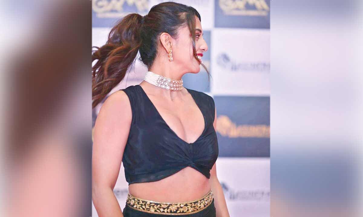 Daksha Nagarkar Stuns at GAMA Awards in Black Ensemble