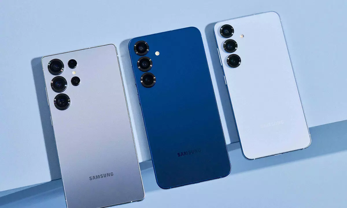 Samsung Galaxy S26 Leak Reveals iPhone-Inspired Design and MagSafe-Like Charging Samsung Galaxy S26 Leak Reveals iPhone-Inspired Design and MagSafe-Like Charging