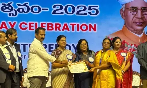 Dr. Geethanjali Receives Best Teacher Award