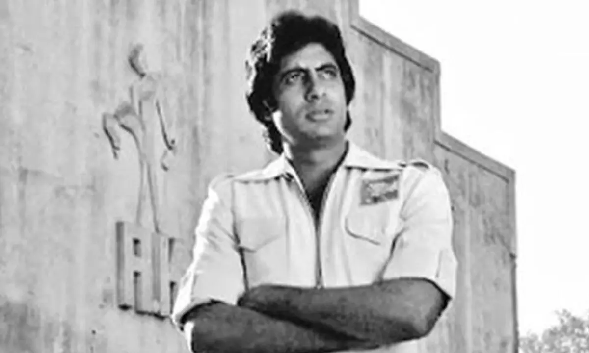 Big B reflects on old photograph, shares regret of missing time with kids Big B reflects on old photograph, shares regret of missing time with kids