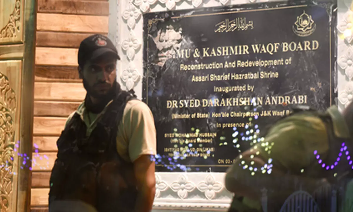 J&K: Leaders condemn ‘vandalism’ of national emblem plaque at Hazratbal Dargah J&K: Leaders condemn ‘vandalism’ of national emblem plaque at Hazratbal Dargah