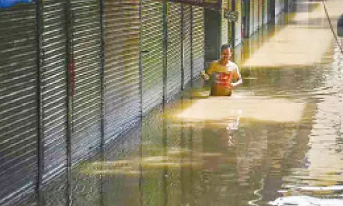 Kejriwal visits flood relief camp, decries delays in government aid