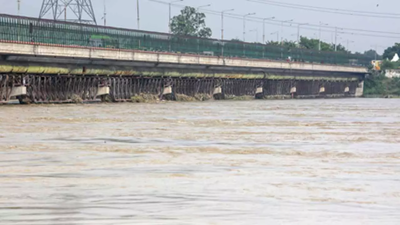 Yamuna water level at Old Railway Bridge falls to 205.47 metres Yamuna water level at Old Railway Bridge falls to 205.47 metres