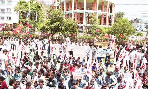 Tension prevails as SFI activists stage protest