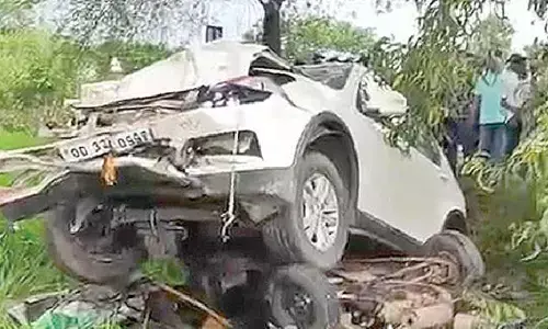 3 die as car rams into auto